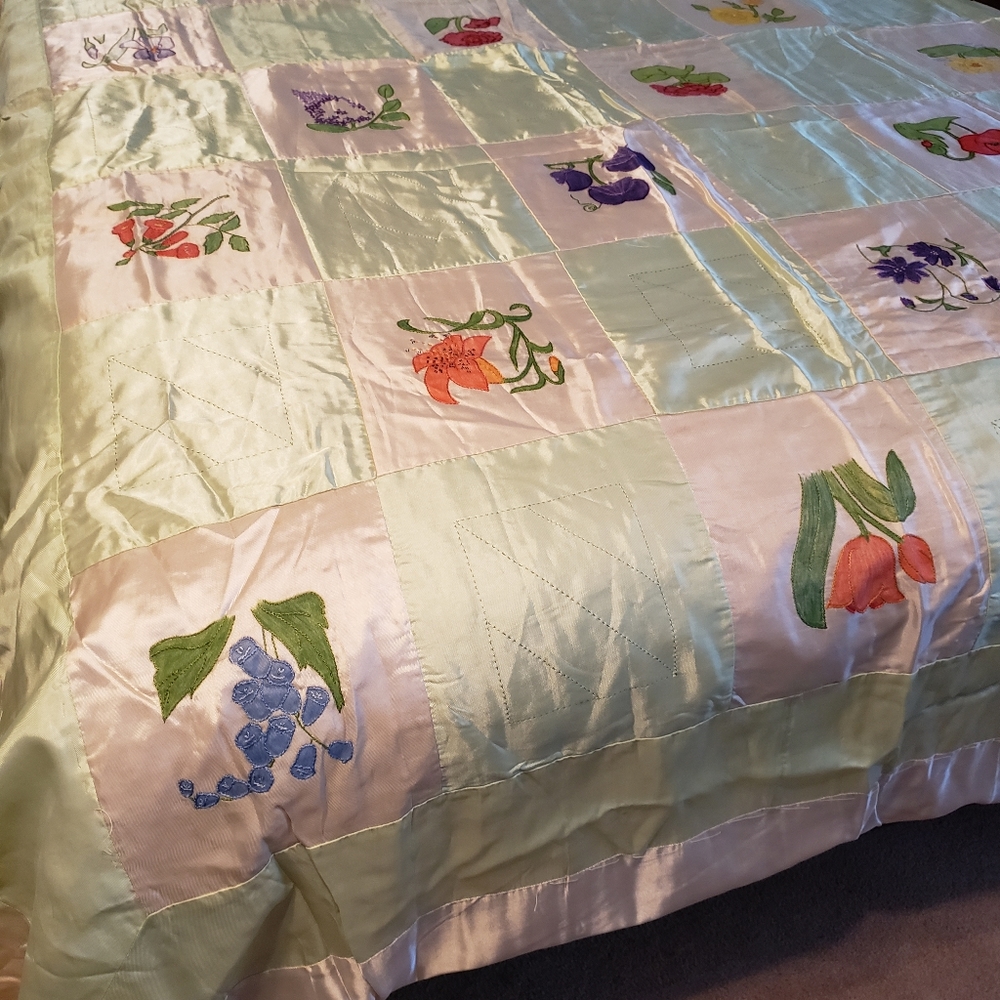 Beautiful satin quilt. Vintage from the 50s. Stored for years, unfinished.